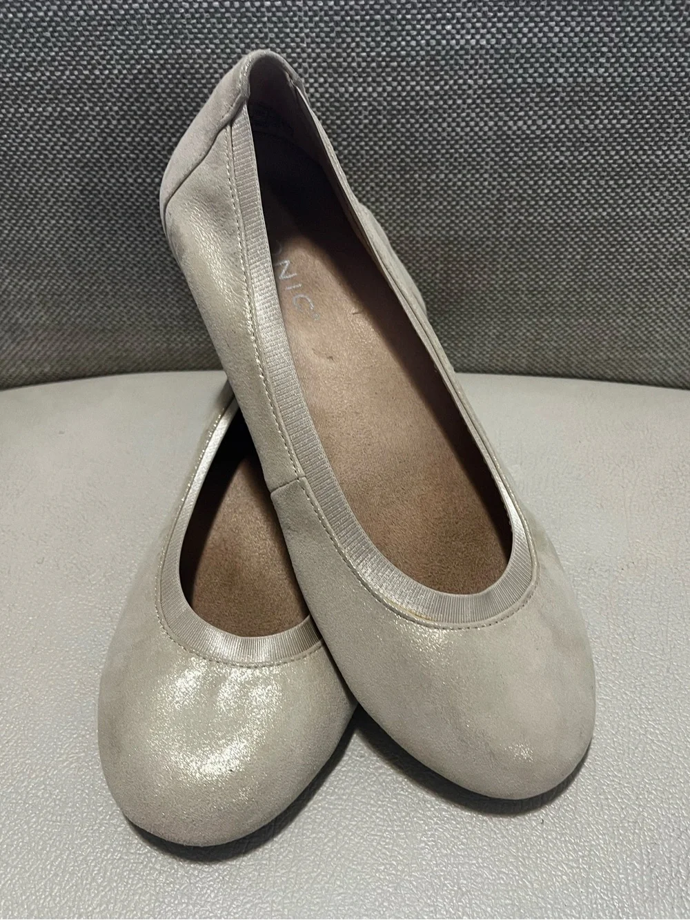 Vionic Anita Light Gold Suede Comfortable Flats Women’s Size 7